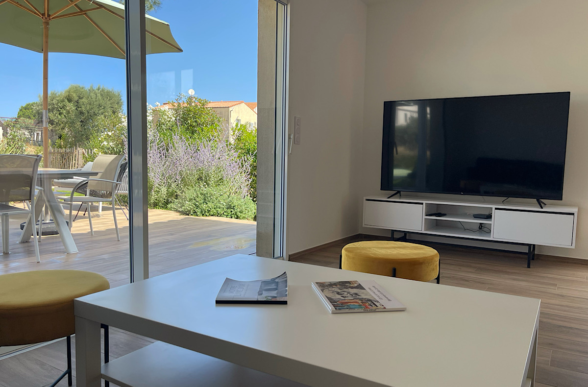 Salon de jardin confort pour profiter des belles soirées de Corse.