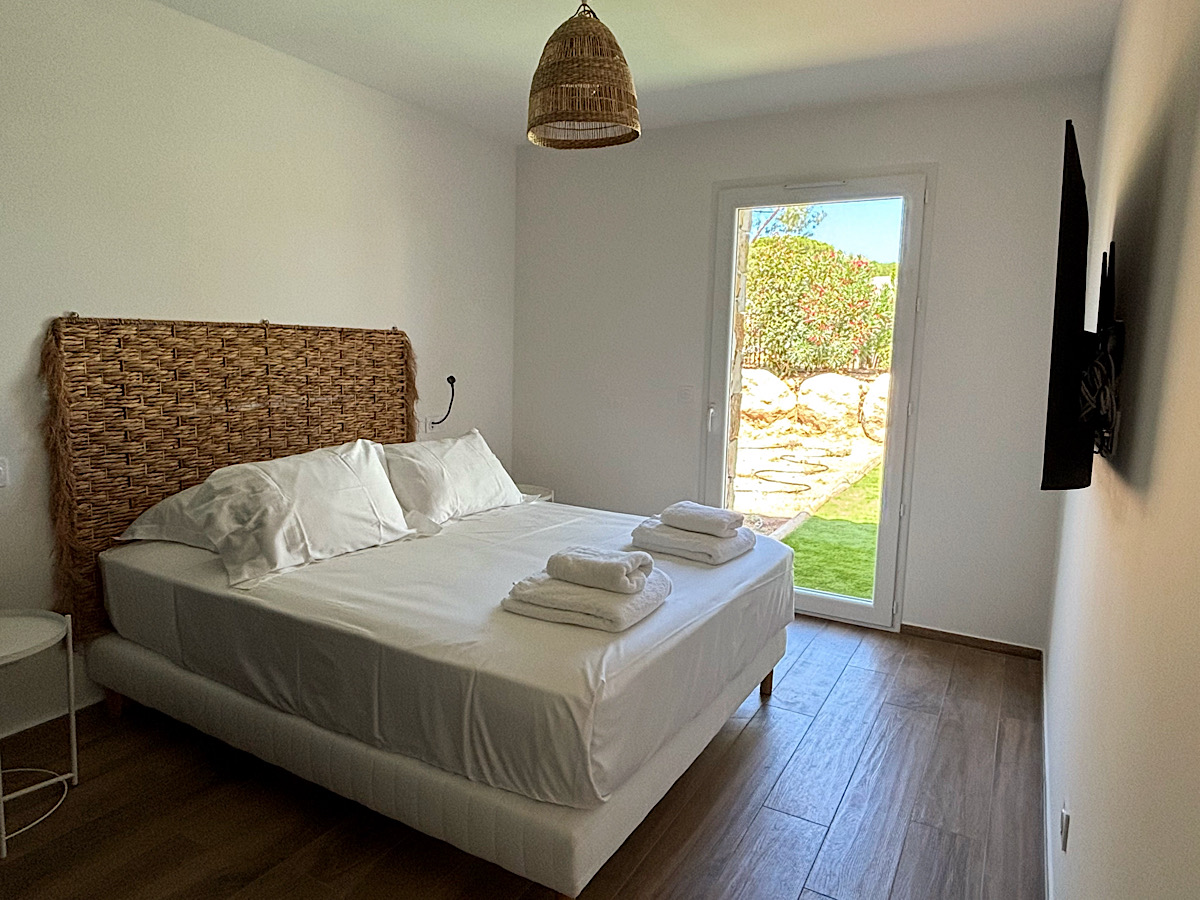 Suite parentale offrant une perspective éblouissante sur toute la baie de Calvi. La chambre est aménagée d'un lit de 180, d'une télévision murale connectée, d'une salle de bains privée. Une baie vitrée permet d'accéder directement à la terrasse et sa piscine.