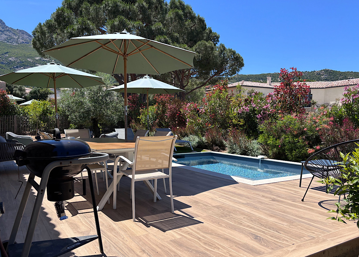 Salon de jardin confort pour profiter des belles soirées de Corse.