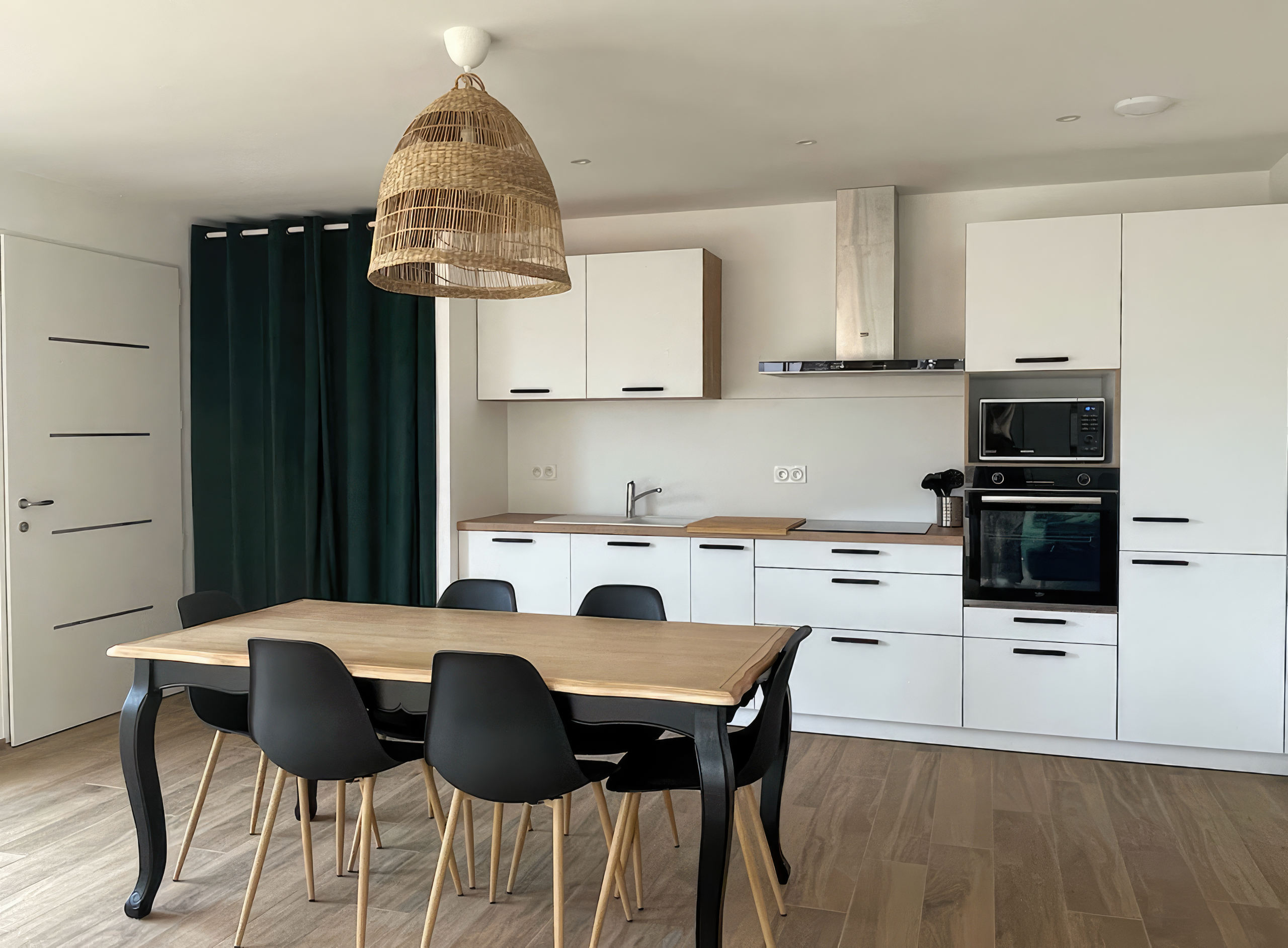 Immense pièce de vie moderne équipée d'une table à manger 6 personnes et d'un canapé 6 assises pour profiter de la télévision connectée. Le salon est totalement ouvert avec ses grandes baies vitrées sur la terrasse avec piscine et une vue exceptionnelle sur la baie de Calvi