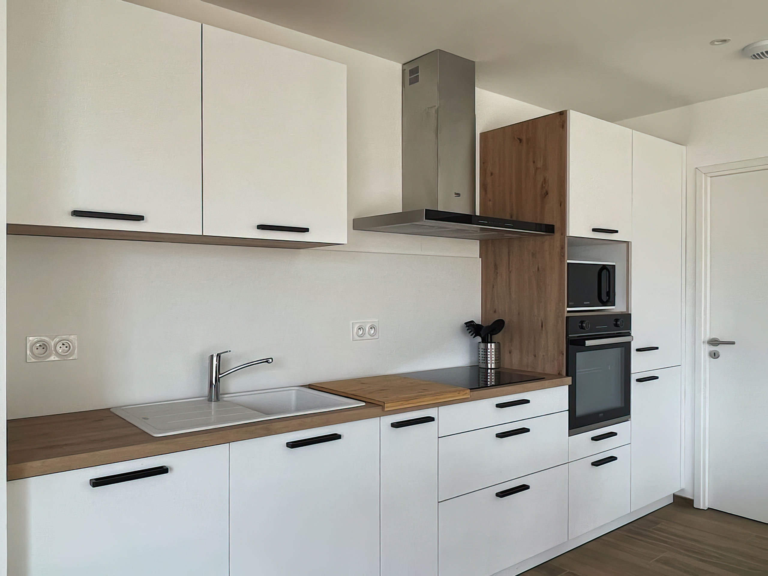 Cuisine moderne type scandinave entièrement équipée avec lave-vaisselle, four, combi frigo congélateur.  Une table à manger de 6 personnes permettra de manger à l'intérieur tout en profitant d'une vue complète sur Calvi.