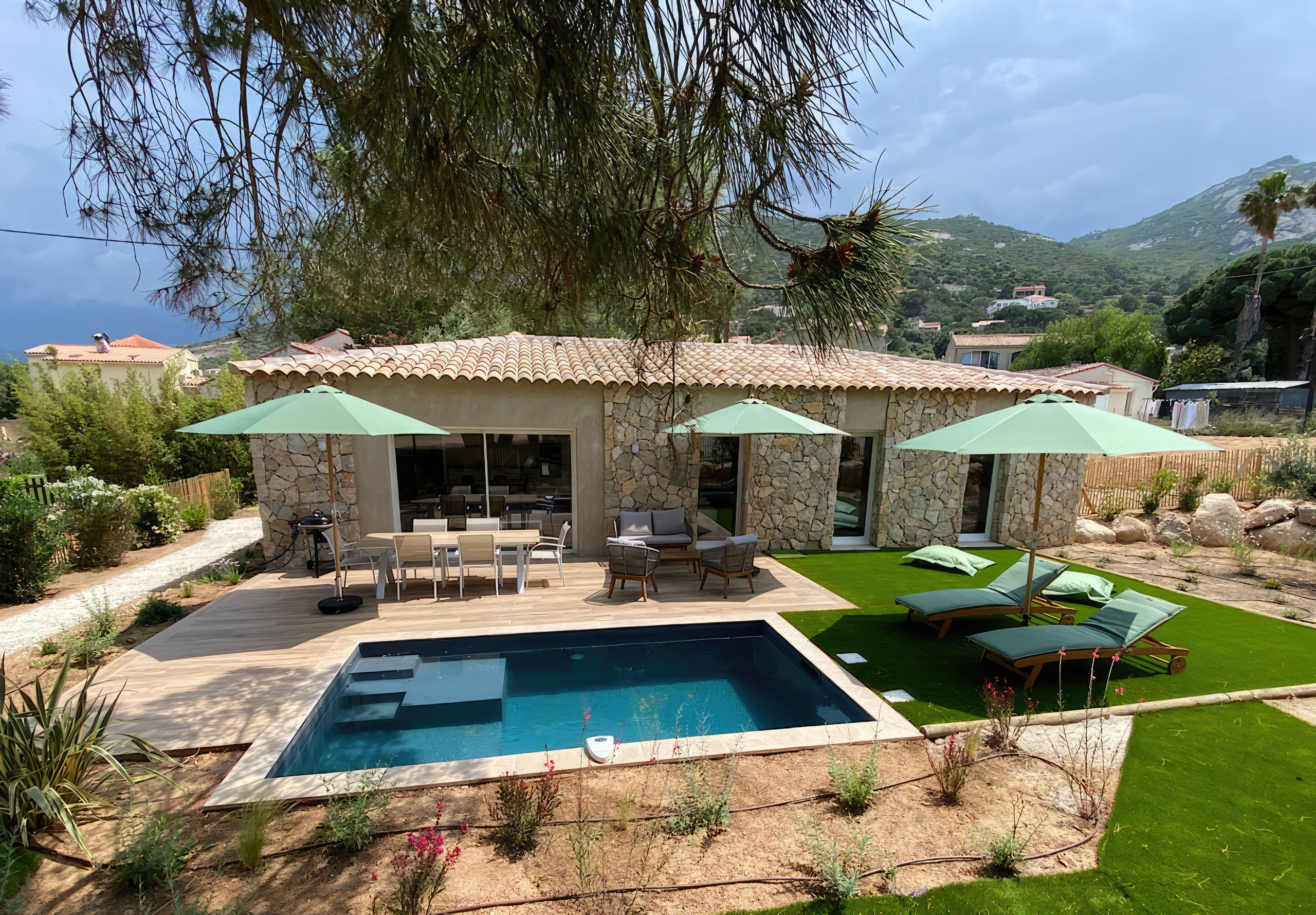 Salon de jardin confort pour profiter des belles soirées de Corse.