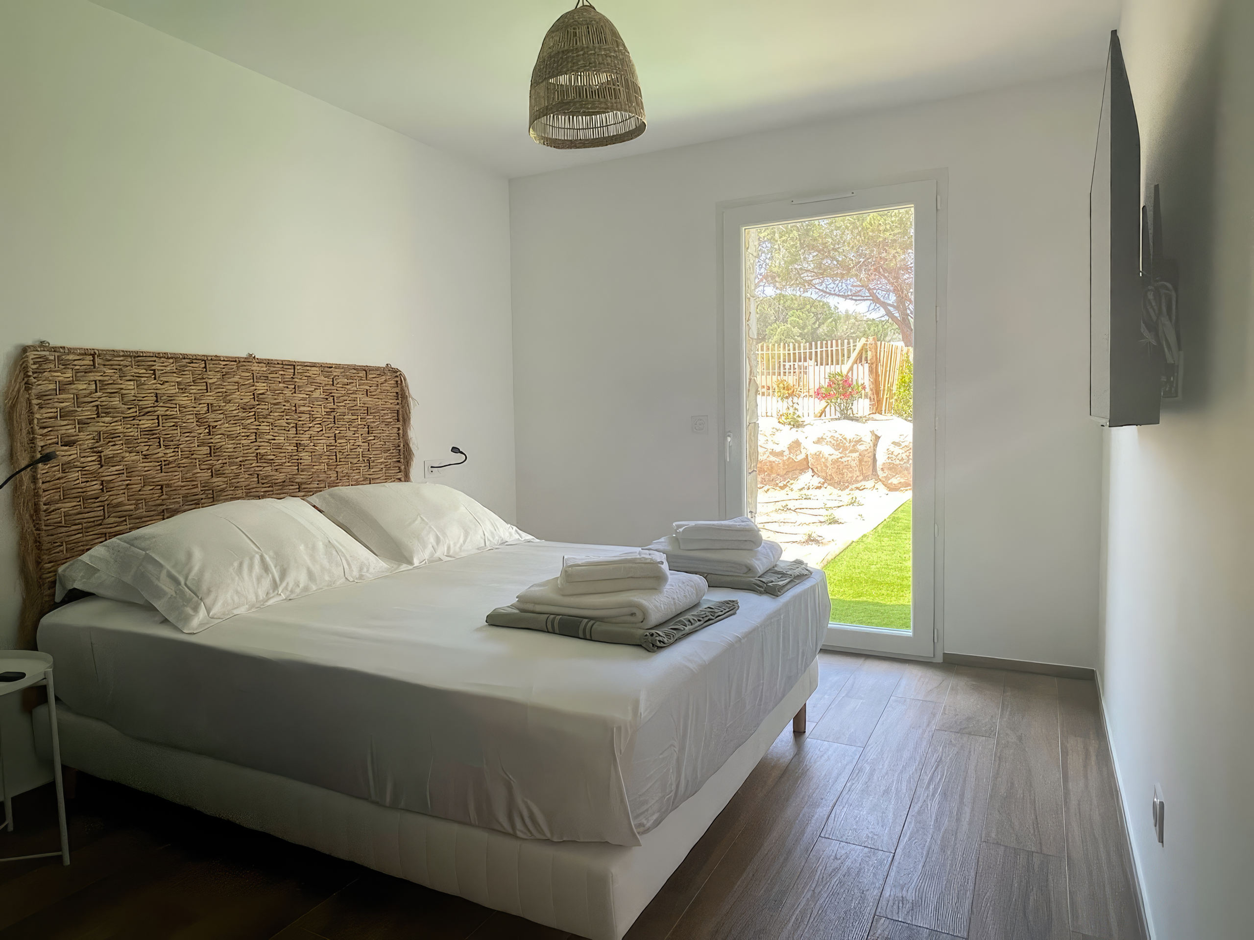 Suite parentale offrant une perspective éblouissante sur toute la baie de Calvi. La chambre est aménagée d'un lit de 180, d'une télévision murale connectée, d'une salle de bains privée. Une baie vitrée permet d'accéder directement à la terrasse et sa piscine.