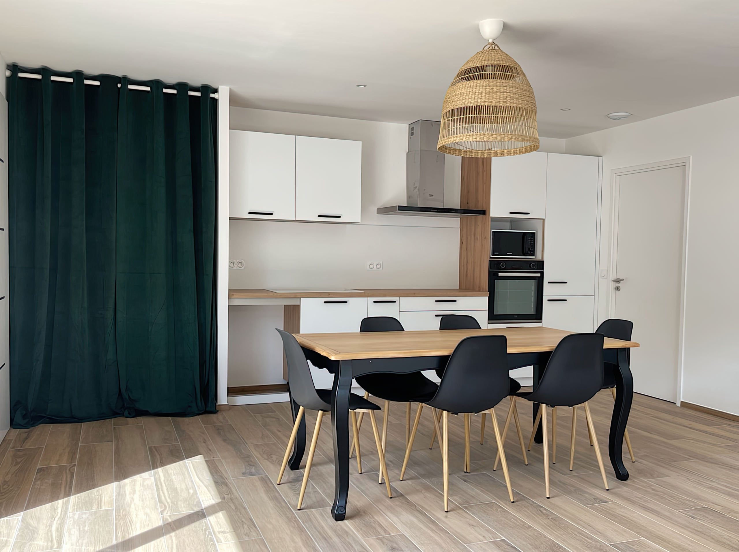 Cuisine moderne type scandinave entièrement équipée avec lave-vaisselle, four, combi frigo congélateur.  Une table à manger de 6 personnes permettra de manger à l'intérieur tout en profitant d'une vue complète sur Calvi.