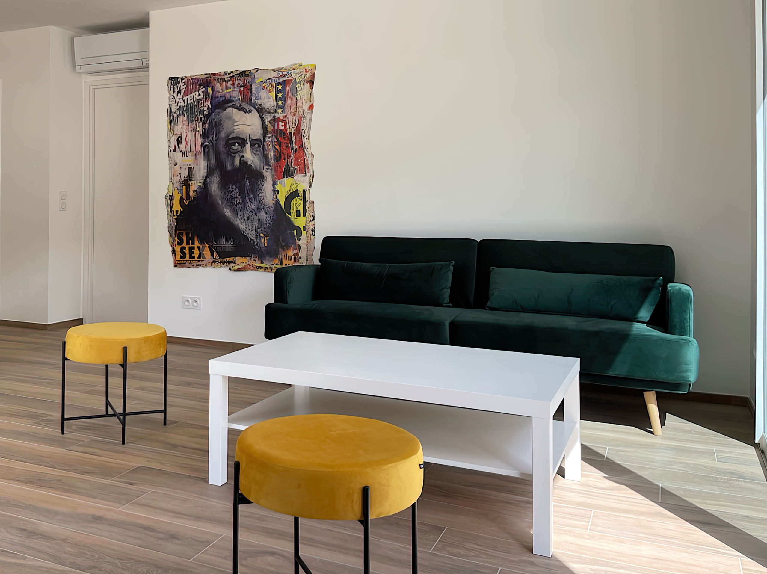 Salon moderne équipé d'un canapé de chez Cuir center 6 assises, d'un télévision murale connectée. Le salon offre une vue complète sur la terrasse piscine et la baie de Calvi