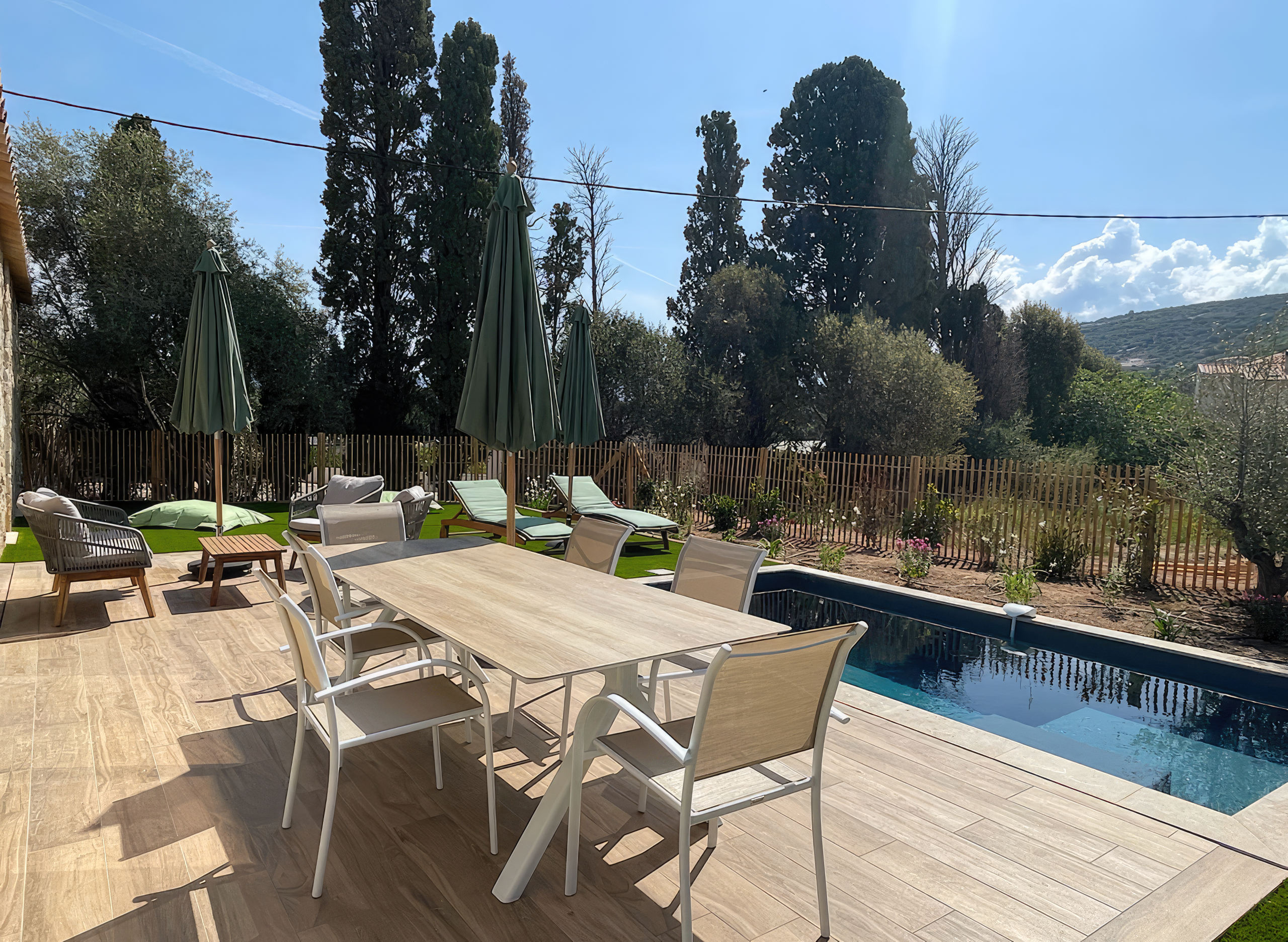 Immense pièce de vie moderne équipée d'une table à manger 6 personnes et d'un canapé 6 assises pour profiter de la télévision connectée. Le salon est totalement ouvert avec ses grandes baies vitrées sur la terrasse avec piscine et une vue exceptionnelle sur la baie de Calvi