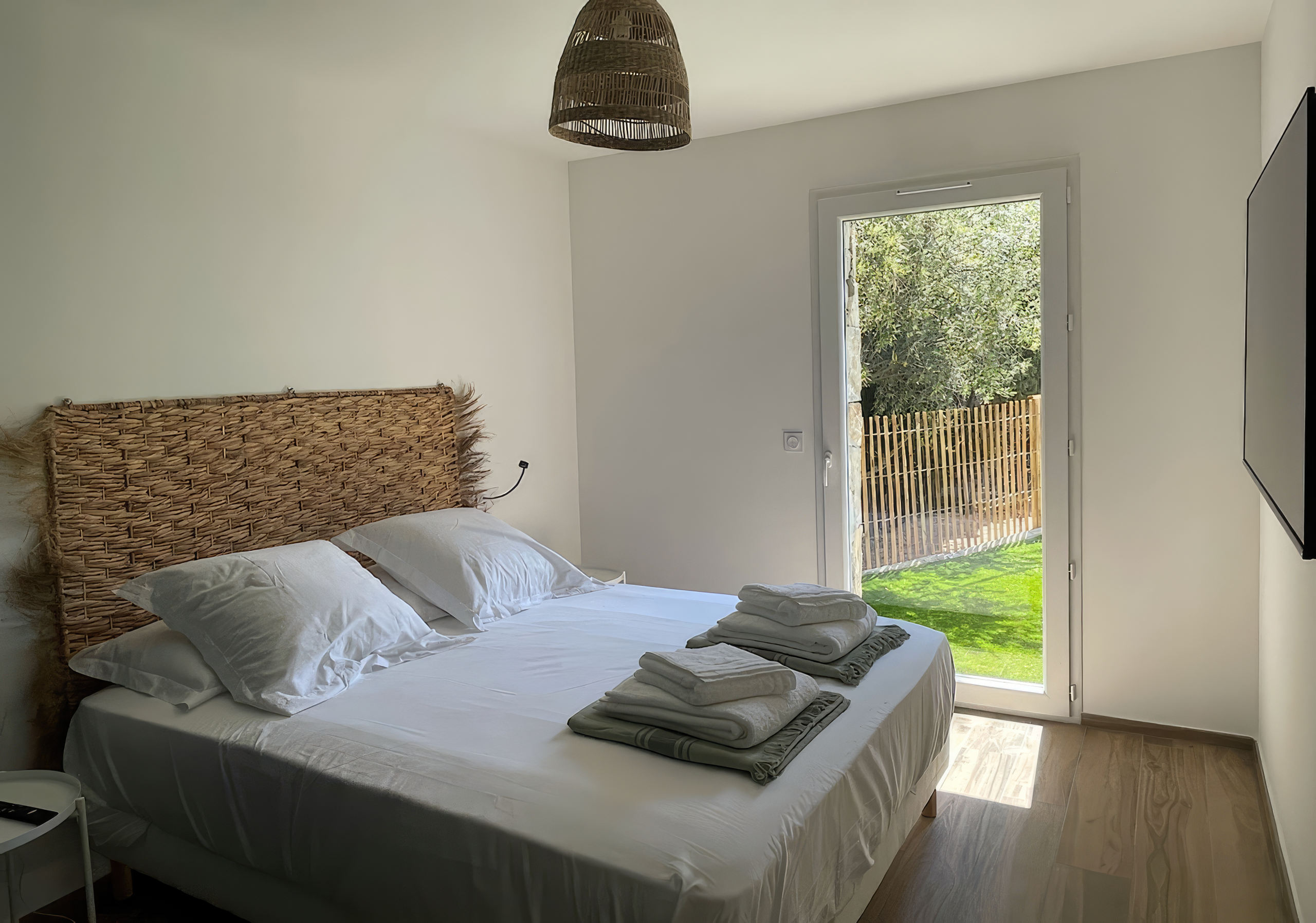 Suite parentale offrant une perspective éblouissante sur toute la baie de Calvi. La chambre est aménagée d'un lit de 180, d'une télévision murale connectée, d'une salle de bains privée. Une baie vitrée permet d'accéder directement à la terrasse et sa piscine.