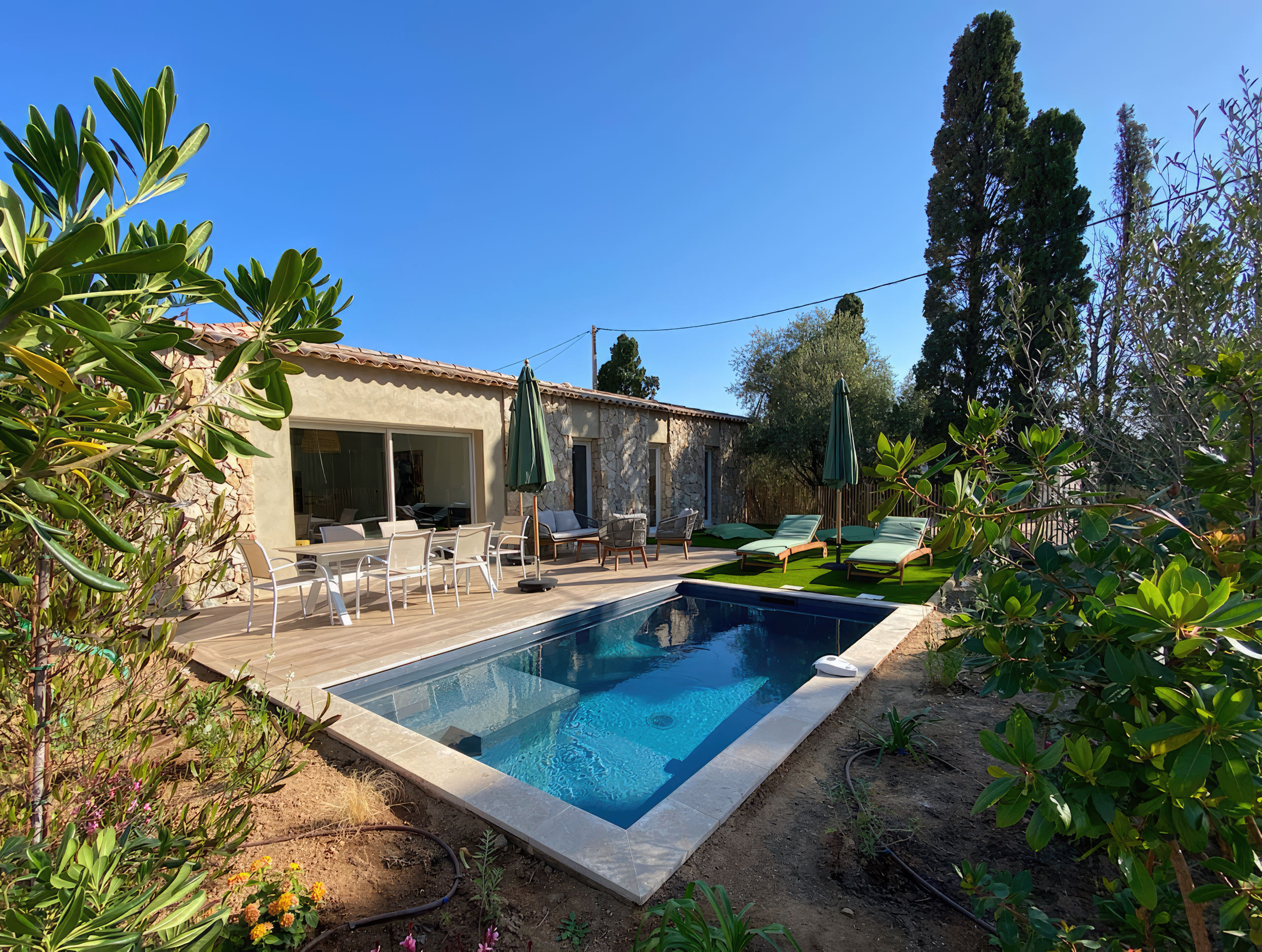 Salon de jardin confort pour profiter des belles soirées de Corse.