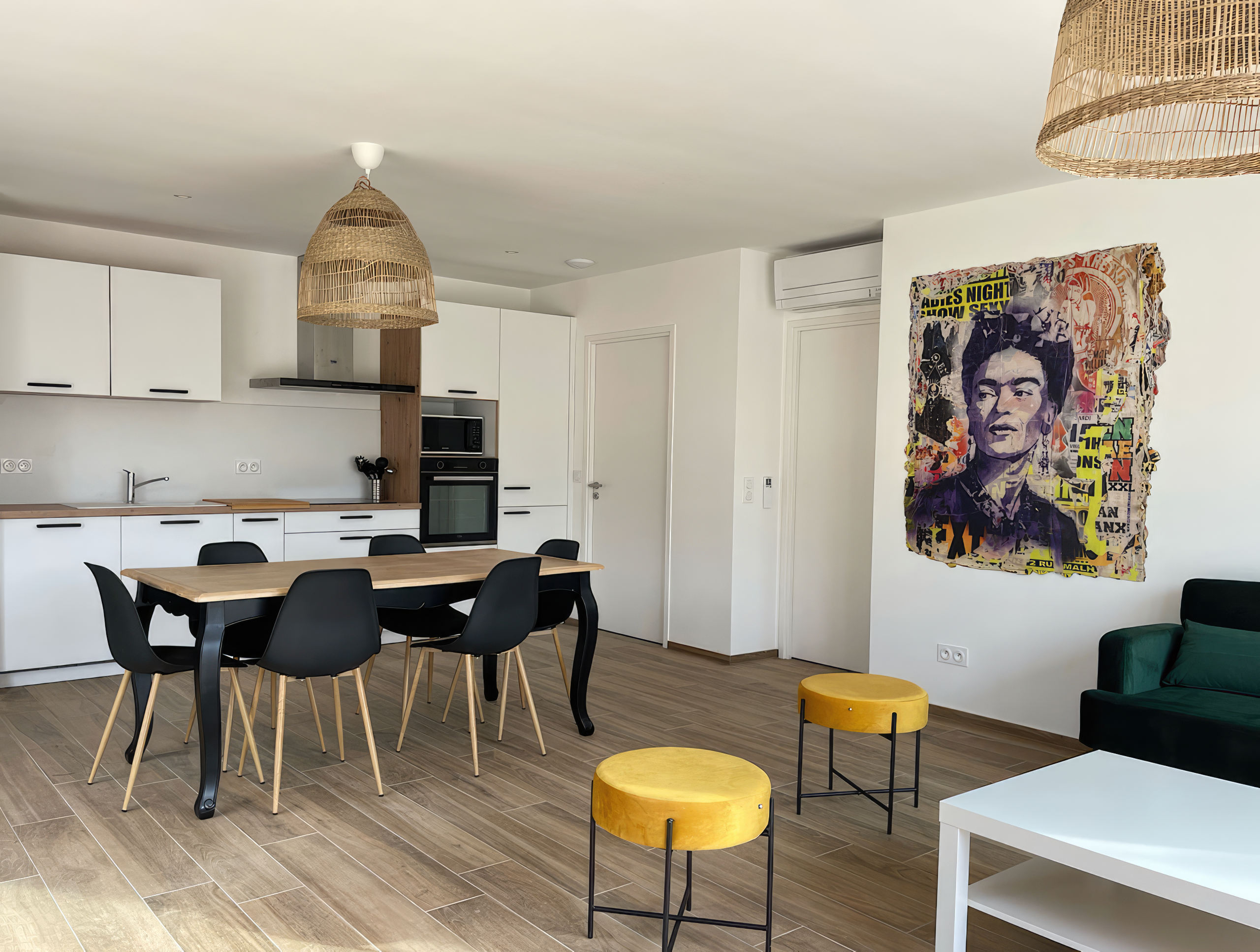 Cuisine moderne type scandinave entièrement équipée avec lave-vaisselle, four, combi frigo congélateur.  Une table à manger de 6 personnes permettra de manger à l'intérieur tout en profitant d'une vue complète sur Calvi.