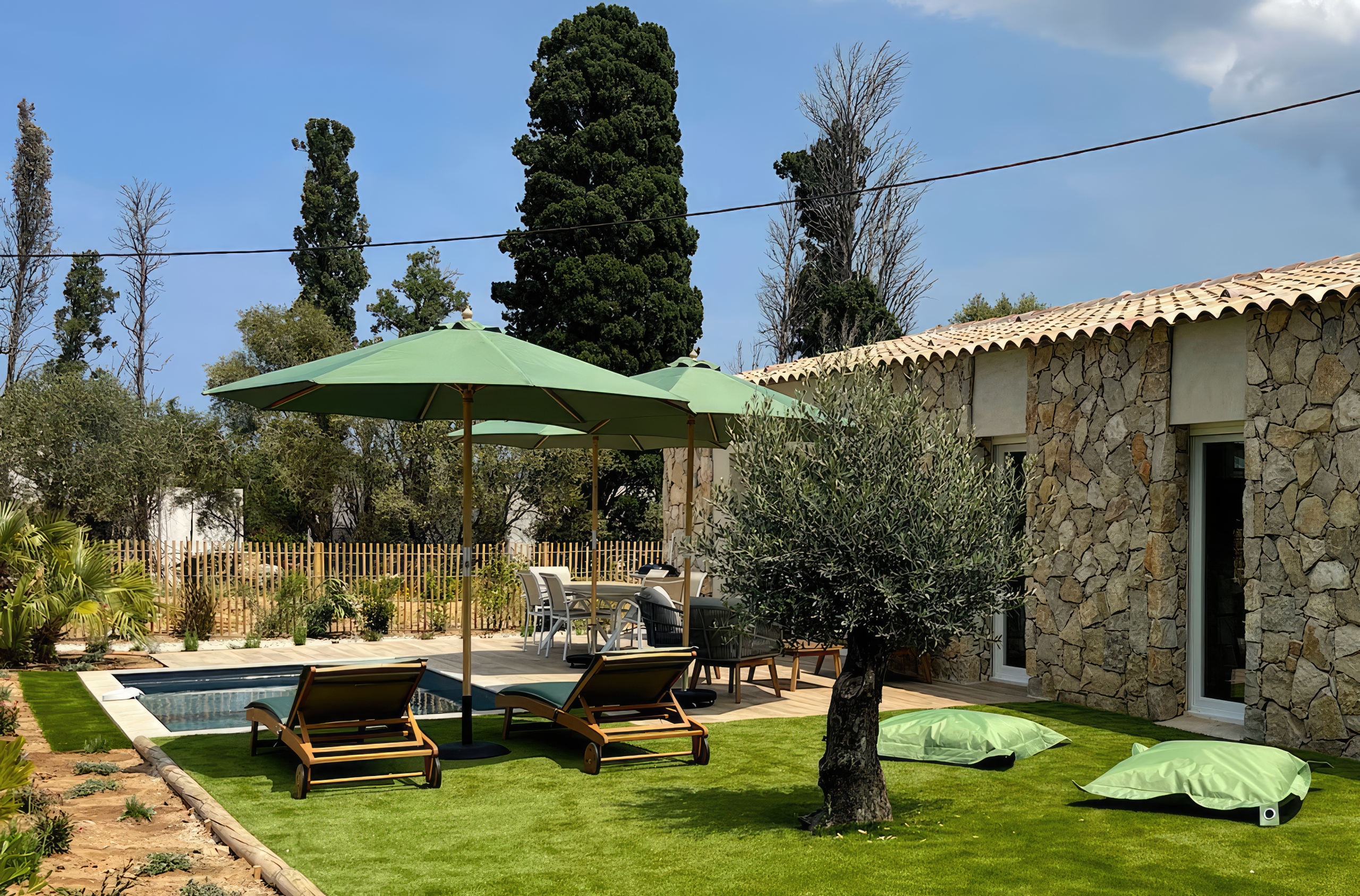 Immense pièce de vie moderne équipée d'une table à manger 6 personnes et d'un canapé 6 assises pour profiter de la télévision connectée. Le salon est totalement ouvert avec ses grandes baies vitrées sur la terrasse avec piscine et une vue exceptionnelle sur la baie de Calvi