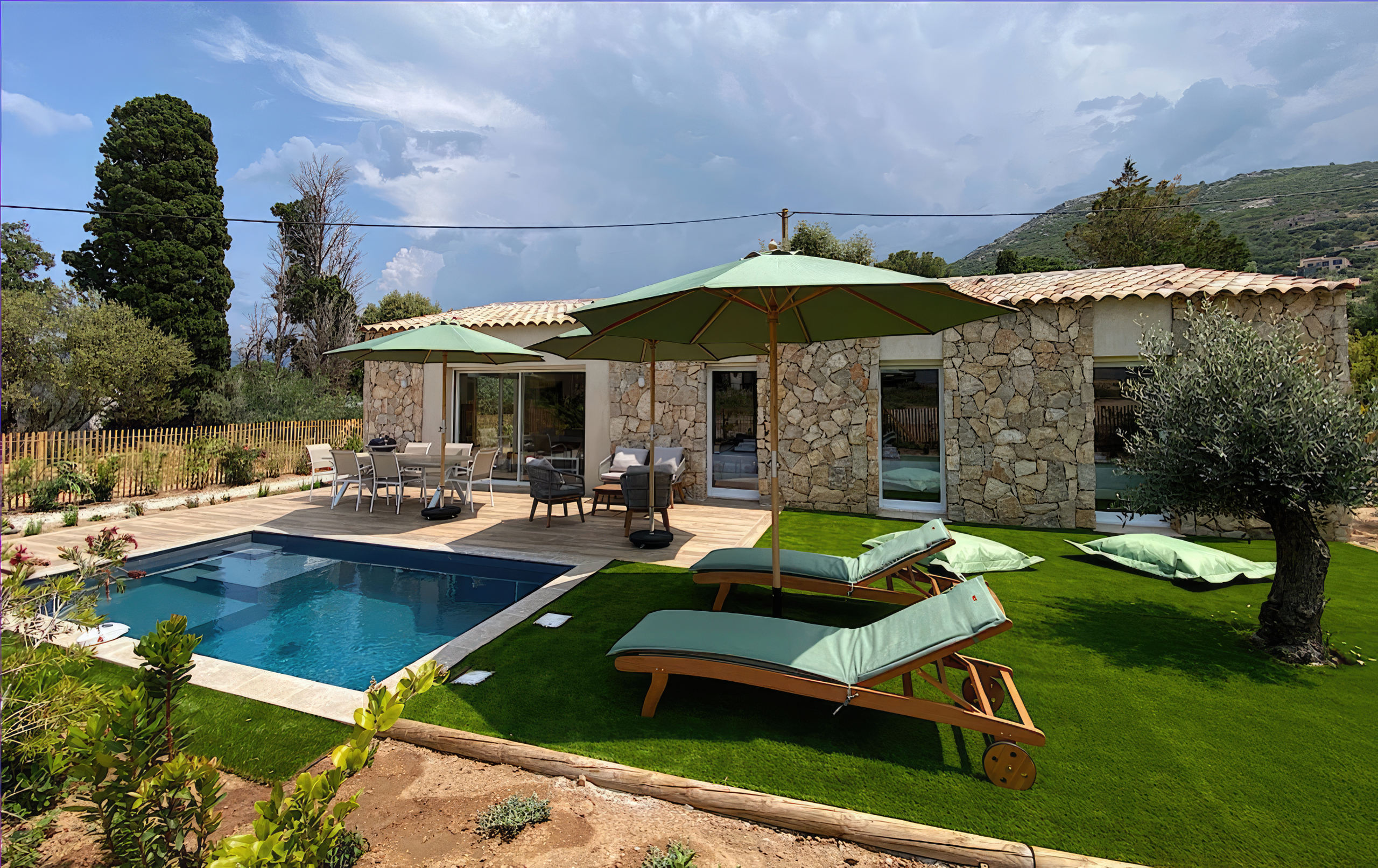 Salon de jardin confort pour profiter des belles soirées de Corse.