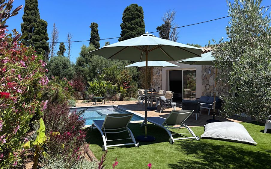 Immense pièce de vie moderne équipée d'une table à manger 6 personnes et d'un canapé 6 assises pour profiter de la télévision connectée. Le salon est totalement ouvert avec ses grandes baies vitrées sur la terrasse avec piscine et une vue exceptionnelle sur la baie de Calvi