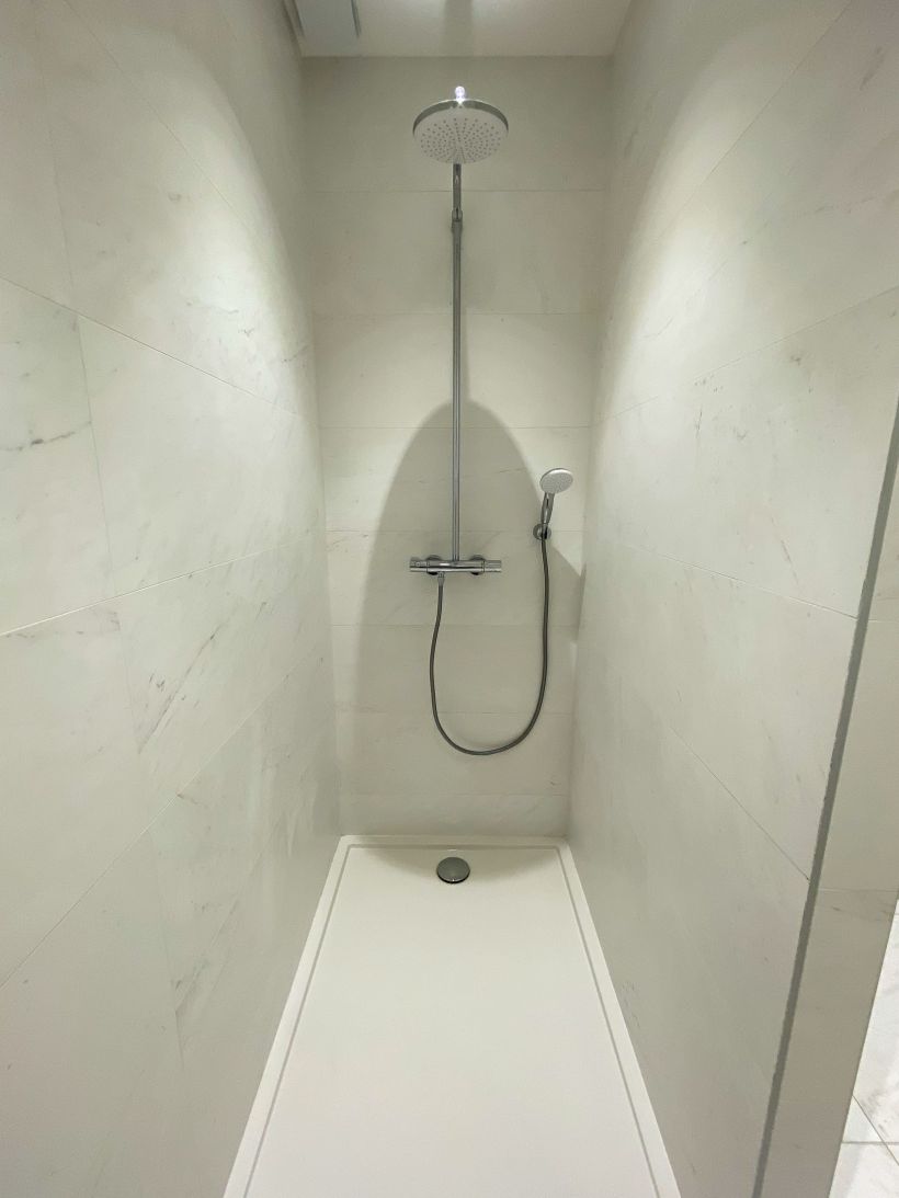 Douche italienne entièrement carrelée effet marbre