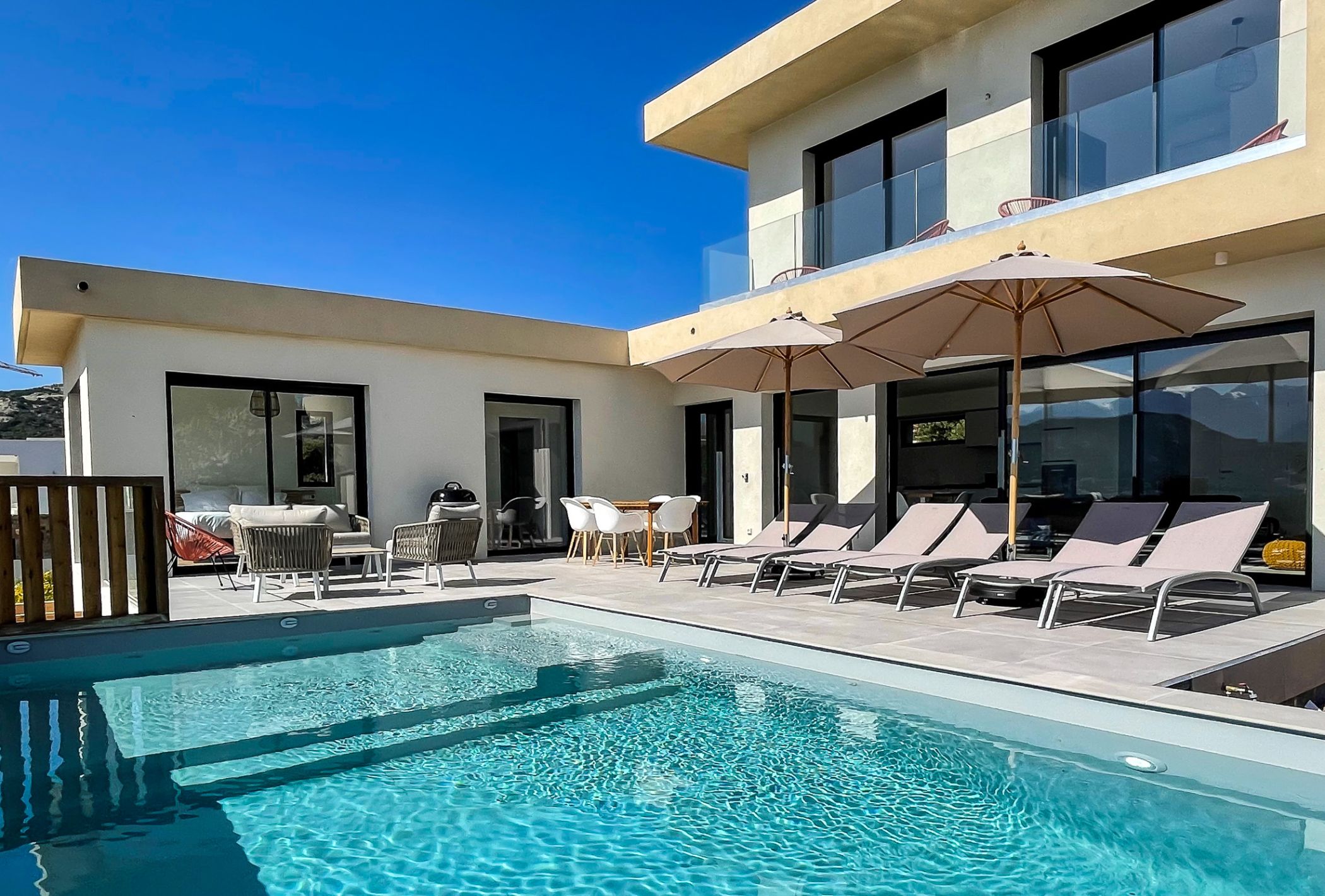 Villa d'architecte neuve de 6 personnes avec piscine chauffée, bains de soleil, salon de jardin.