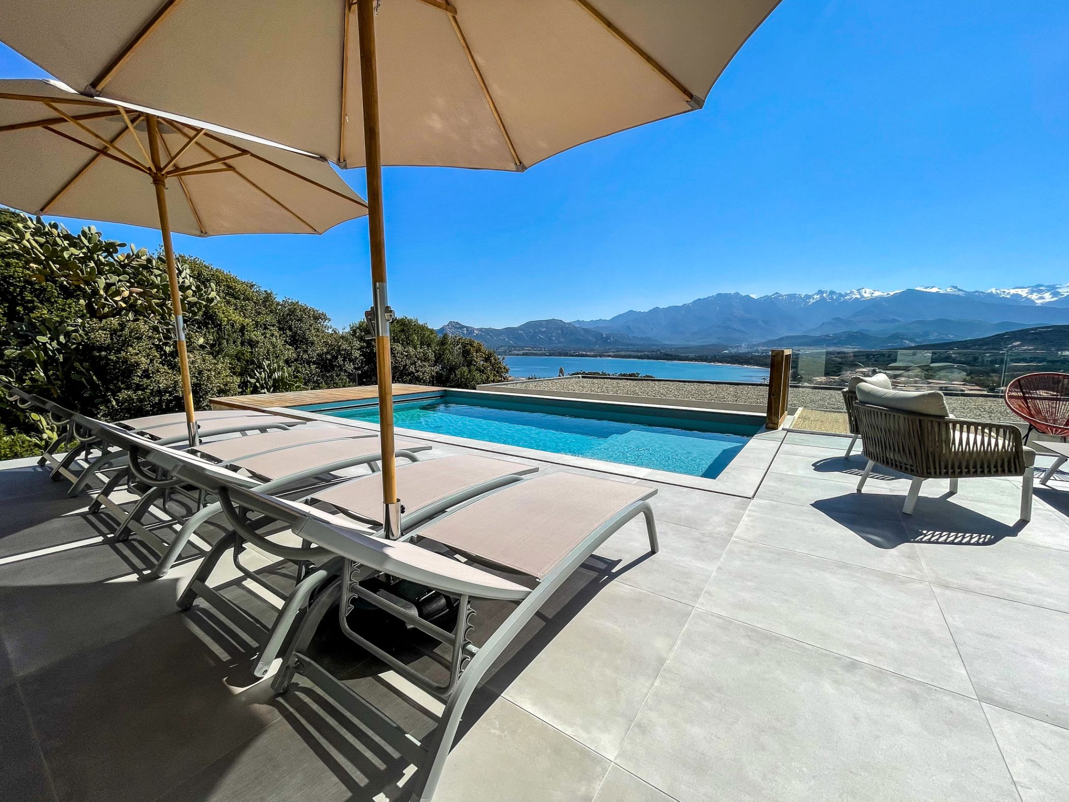 Grande terrasse avec piscine chauffée et une jolie vue sur la baie de Calvi. Terrasse équipée de bains de soleil, d'un salon de jardin, d'un table extérieure et barbecue. 