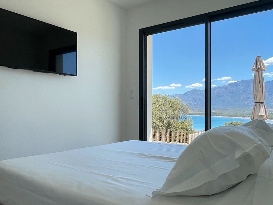 Chambre aménagée avec lit double de 160 avec une vue sur la mer méditerrannéee
